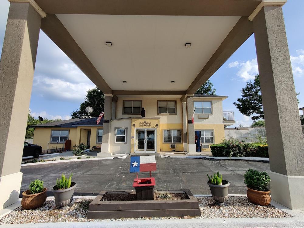 Days Inn by Wyndham Suites Fredericksburg Exterior foto